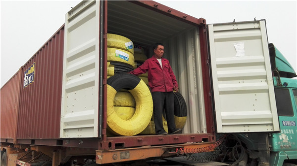 Carga de contenedores para clientes de neumáticos para camiones de Myanmar