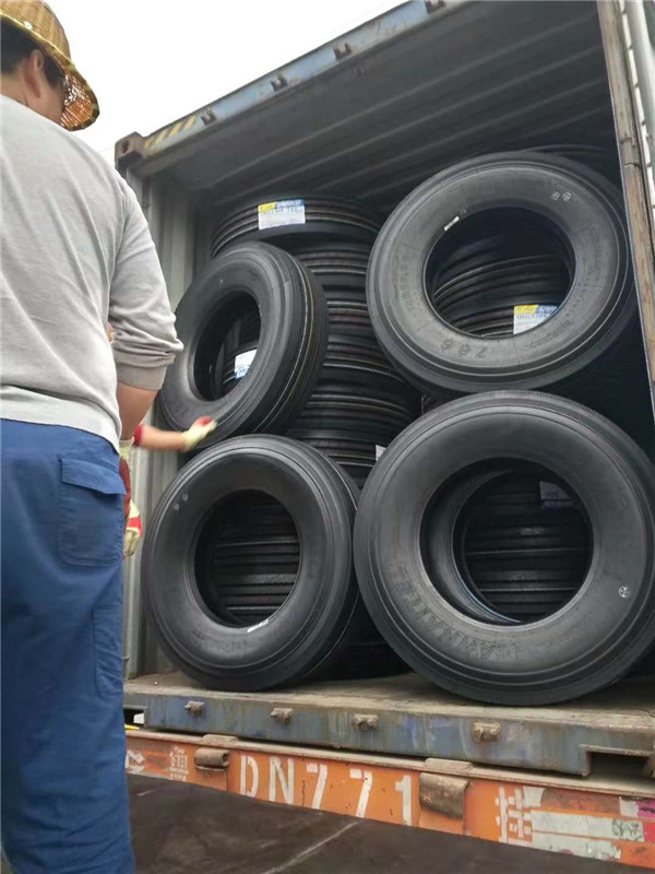Carga de contenedores para clientes de neumáticos para camiones de Filipinas