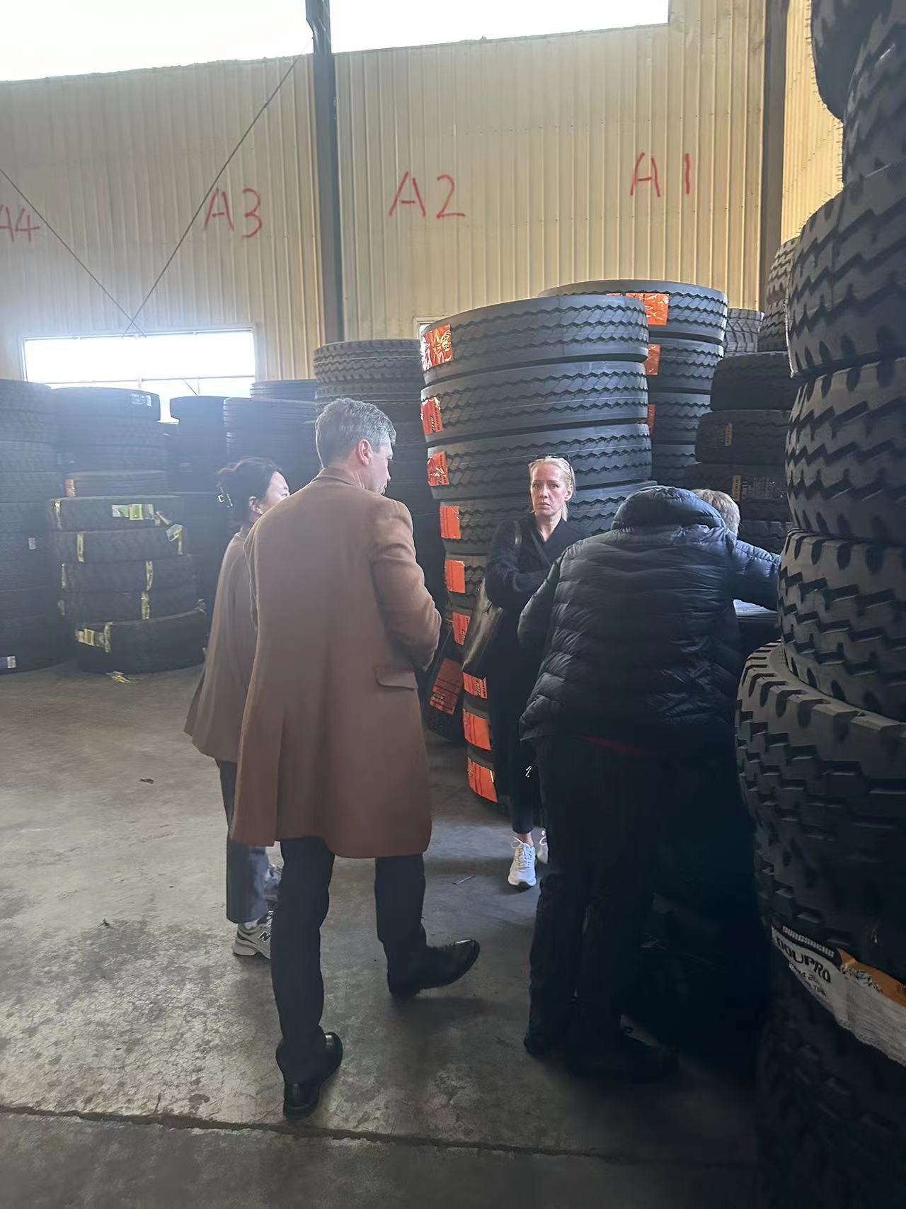Visita de un cliente ruso a la oficina y al almacén de neumáticos de Keluck para negociar negocios de neumáticos