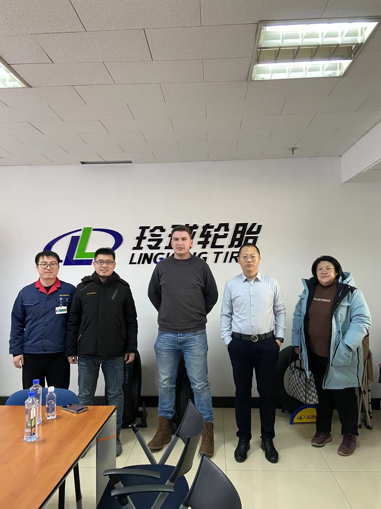 Clientes alemanes a Qingdao Keluck Tire Co., Ltd para la cooperación con neumáticos Linglong