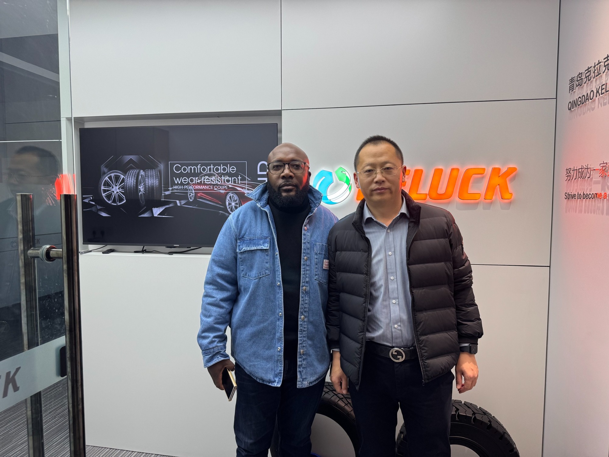 Visita de un cliente de Zimbabwe a Qingdao Keluck Tyre Co., Ltd.